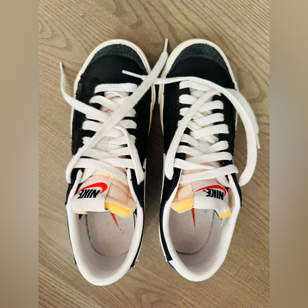 black and white sneakers. Original Nike. size 6.5